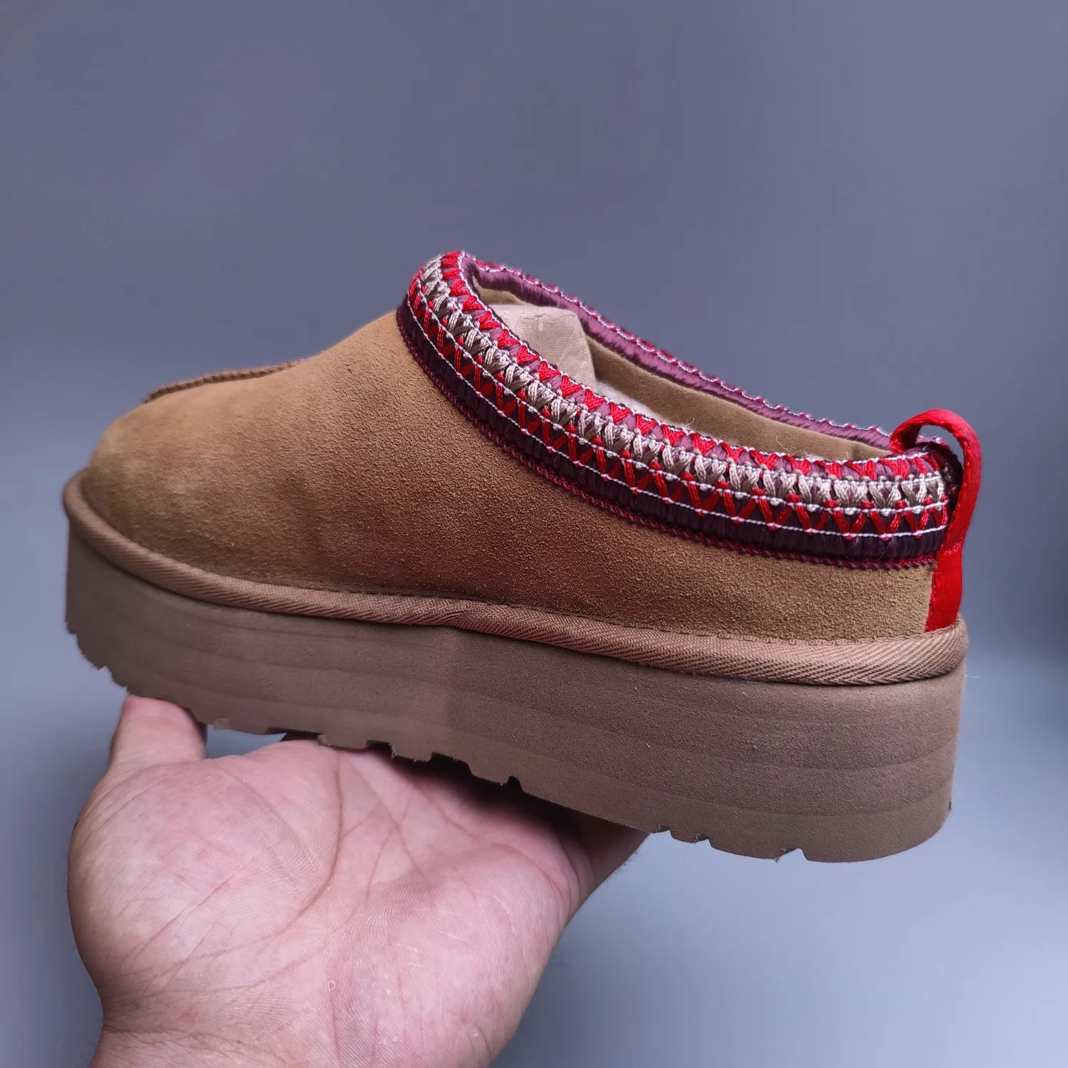 💰440 UGG sheepskin all-in-one snow boots 2553 co-branded national trend style thick-soled one-leg women’s snow boots🐾~ 🍭 A co-branded trendy item launched with well-known designer brands Feng Chen Wang and TELFAR. Zhou Dongyu & Wang Jiaer’s same style Fang Kete boots. The slip-on design makes it easy to put on and take off, and can be used indoors or outdoors. The exotic edging design is eye-catching, and it is definitely worth buying~ 🍭Material: cowhide➕sheep fur Outsole: rubber (light wing technology) 🍭Color: black, maroon, sand, dark green, light gray, chocolate, beige, walnut, brown, dark gray, red 🍭Number of codes: 35-42